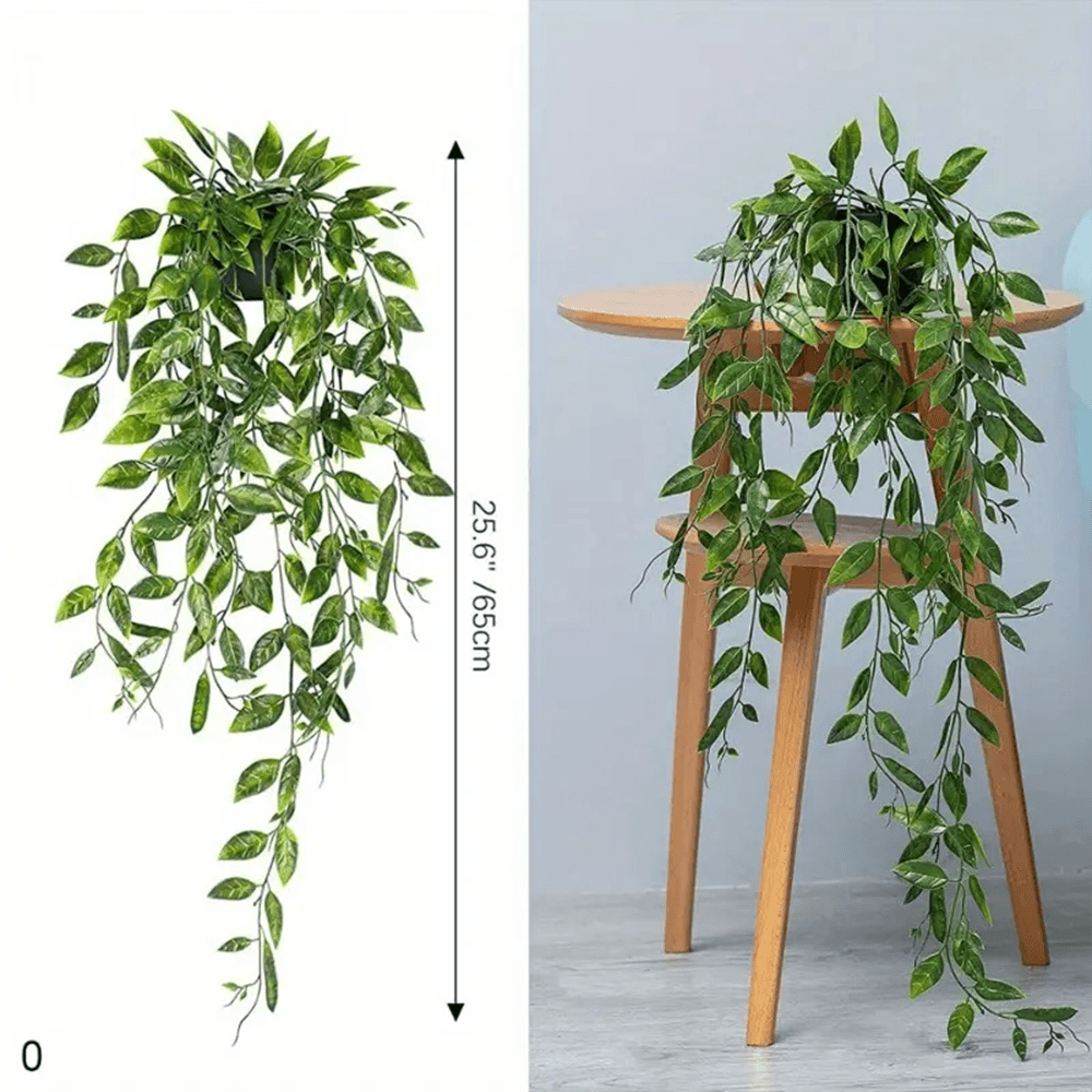 Planta colgante artificial hiedra artf. en matero sobre mesa de madera.
