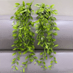 Matero con planta colgante hiedra artificial verde, ideal para decoración.