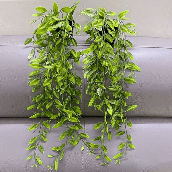 Matero con planta colgante hiedra artificial verde, ideal para decoración.