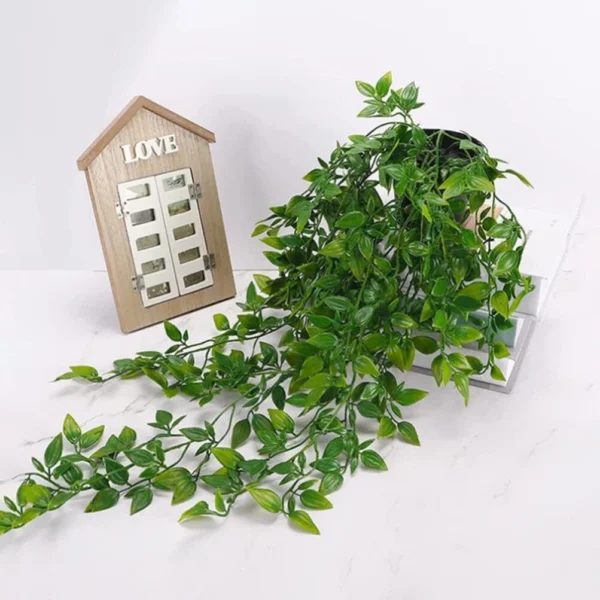 Matero con planta colgante hiedra artificial y casita de madera con "LOVE"