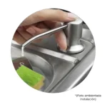 Dispensador de jabón lavaloza empotrable de acero inoxidable en uso, con gota de jabón cayendo.