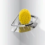 Repisa de ducha cromada con esponja amarilla, diseño moderno de esquina.