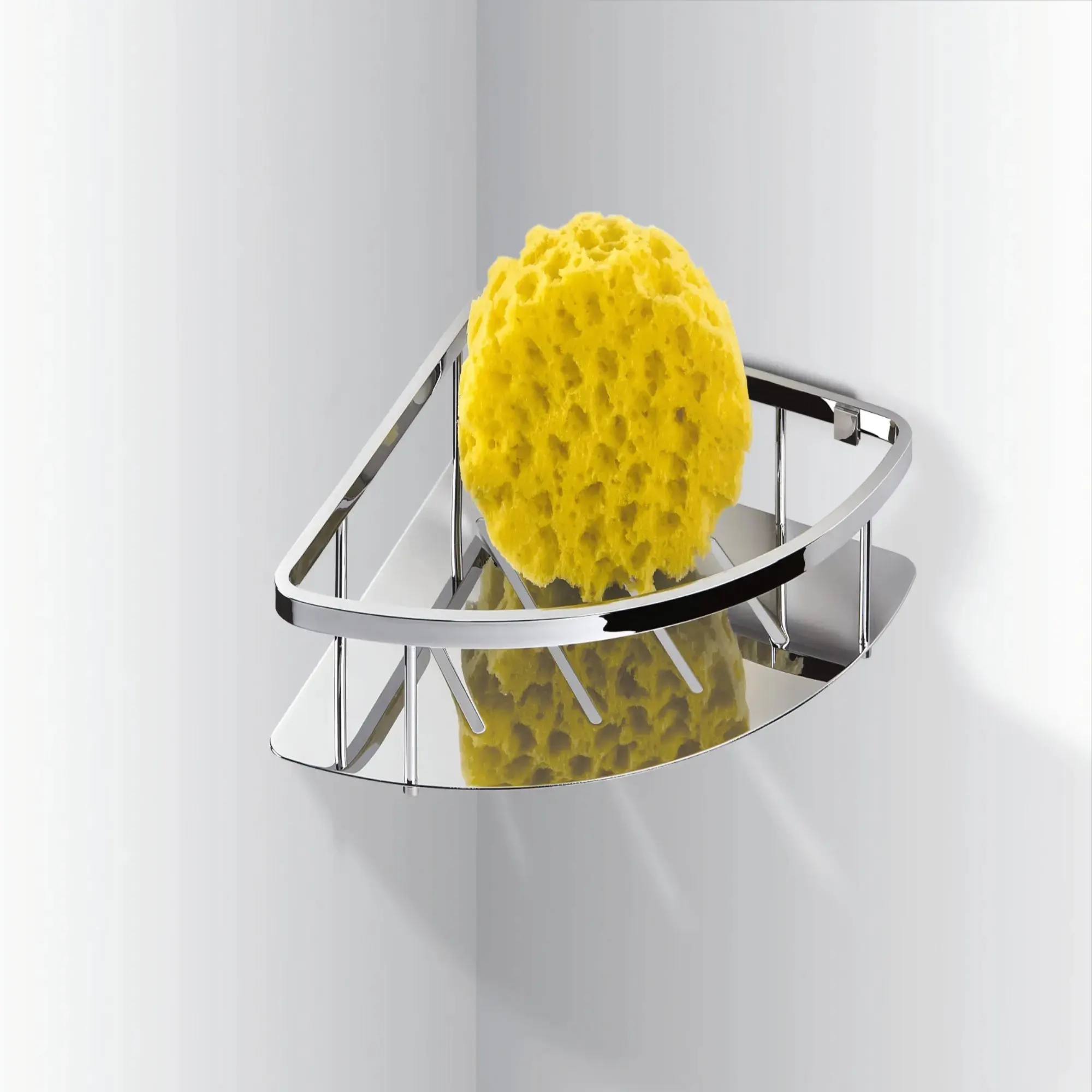 Repisa de ducha cromada con esponja amarilla, diseño moderno de esquina.