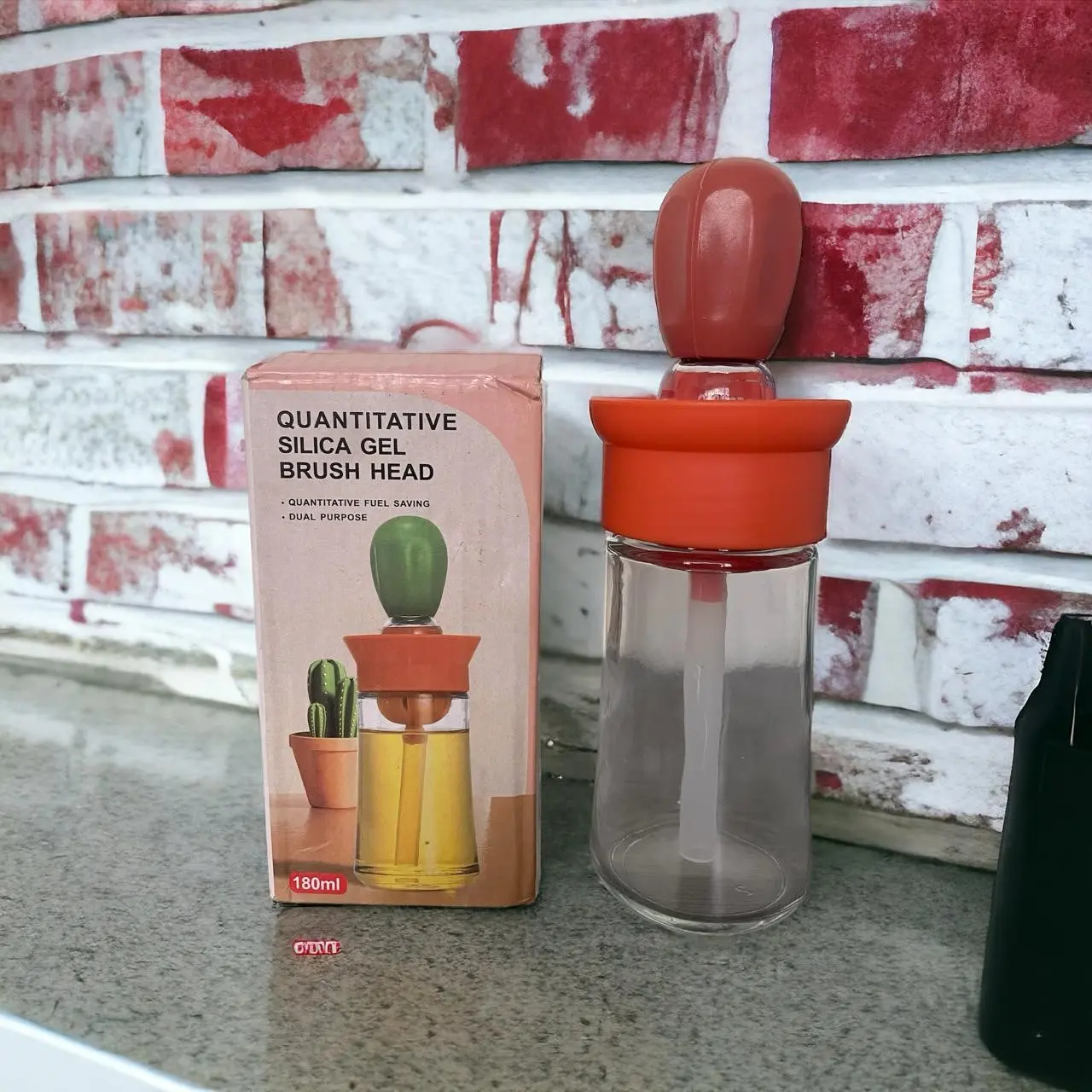 Dispensador de aceite con brocha de silicona cuantitativa, ideal para cocina y asados.