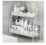 Estante organizador de 2 niveles para baño y cocina con dispensadores y recipientes blancos.