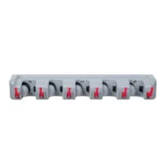 Soporte de pared gris para colgar traperos y escobas con ganchos rojos.