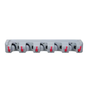 Soporte de pared gris para colgar traperos y escobas con ganchos rojos.