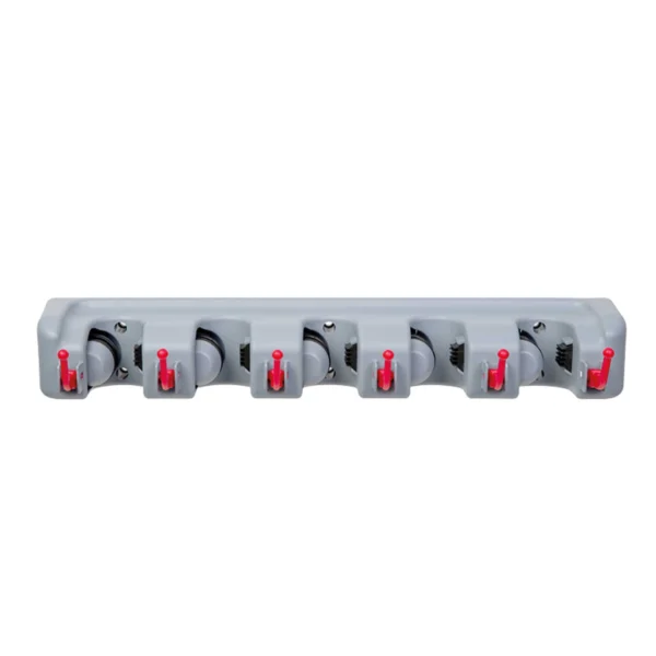 Soporte de pared gris para colgar traperos y escobas con ganchos rojos.