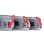 Colgador para escobas y traperos gris con ganchos rojos.