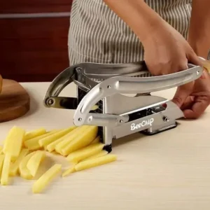 Cortador de papas fritas BeeChip picando bastones para freír en una mesa de madera.