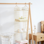 Organizador de ropa colgante 8002 con toallas, sujetadores y prendas dobladas en estantes de rejilla beige.