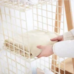 Organizador de ropa 8002 con toalla beige doblada en estante blanco