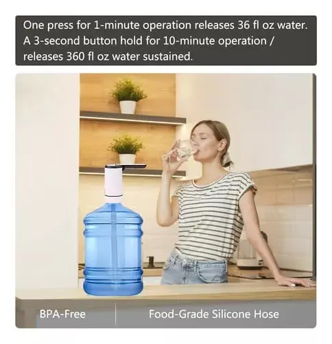 Dispensador de agua para botellón, mujer bebe agua de vaso en cocina moderna.