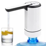 Dispensador de agua eléctrico blanco para botellón, bombeando agua a un vaso con rodajas de limón.