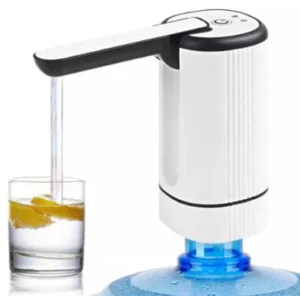 Dispensador de agua eléctrico blanco para botellón, bombeando agua a un vaso con rodajas de limón.