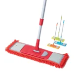 Trapero mopa de microfibra rojo con mango blanco y otros colores de fondo.