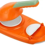 Molde naranja para hacer empanadas con asa verde y borde texturizado para sellar.