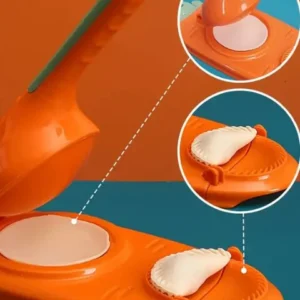 Molde para empanadas naranja con masa de empanada lista para sellar y otra ya hecha.