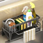 Estante para lavaplatos He-088 con esponjas, cepillos y botellas de limpieza junto a un grifo.