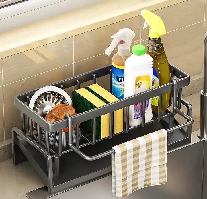 Estante para lavaplatos He-088 con esponjas, cepillos y botellas de limpieza junto a un grifo.