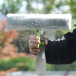 Limpiavidrios Haragán 3 en 1 con spray: limpia, seca y pule tus vidrios.