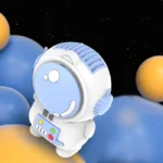 Mini ventilador portátil con diseño de astronauta blanco y azul, ideal para llevar a donde vayas.