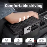 Cojín de cuero negro para reposabrazos de carro con compartimentos, protege y da confort.