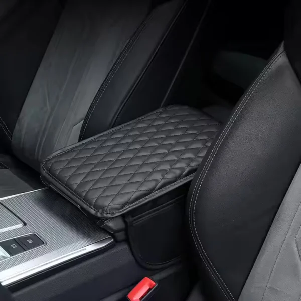 Funda de cojín acolchado negro para reposabrazos de carro.