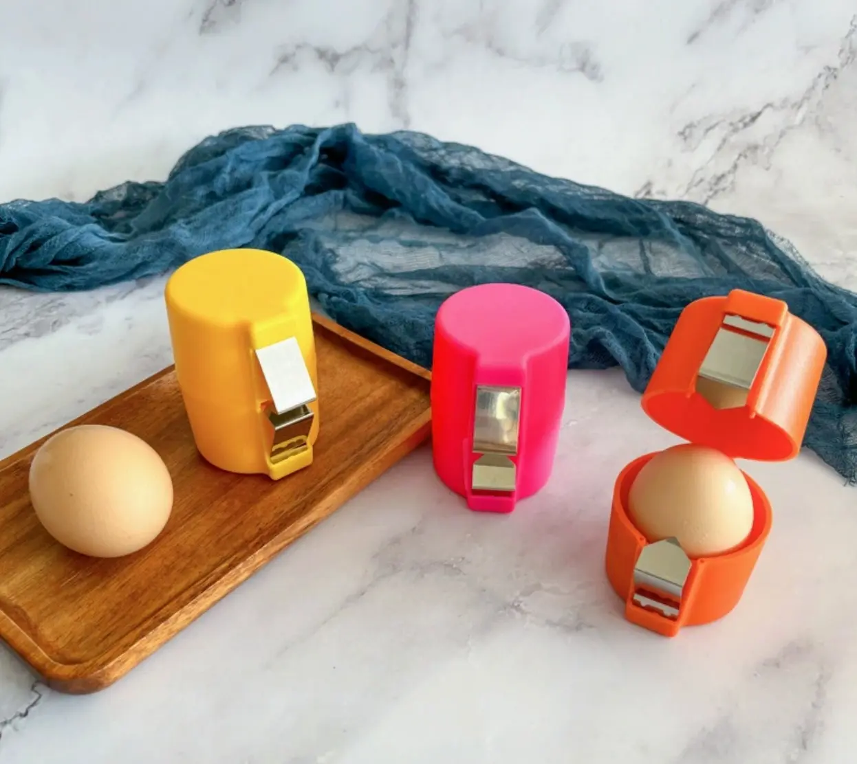 Set x2 Abre Huevos: práctico abridor de huevos en vibrantes colores amarillo, rosa y naranja.