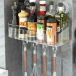 Organizador de cocina Eg-4 con ganchos para utensilios y especieros montado en pared.