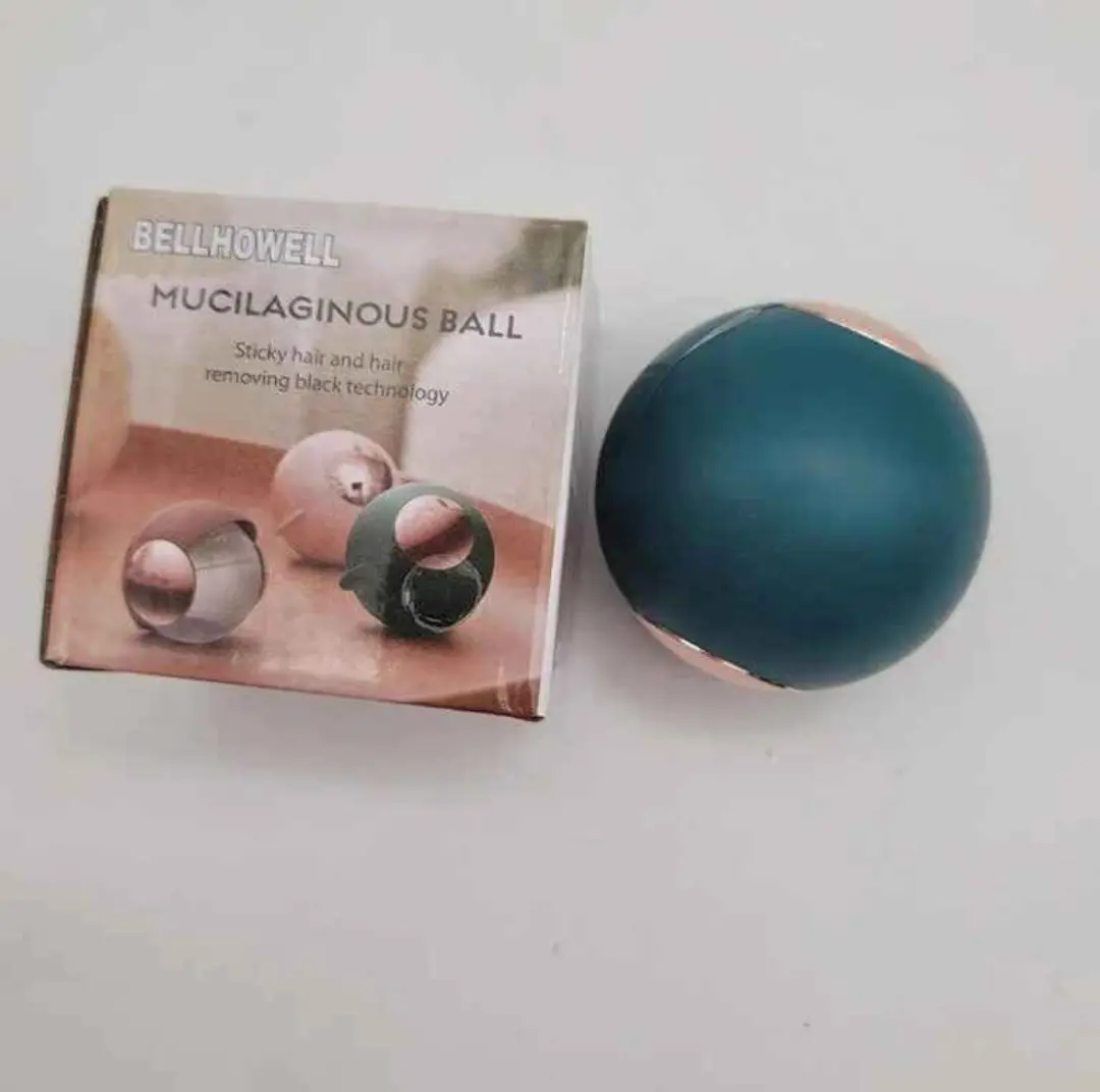 Bola quitapelos lavable Bell Howell verde con detalles dorados, ideal para eliminar pelusas y pelos.