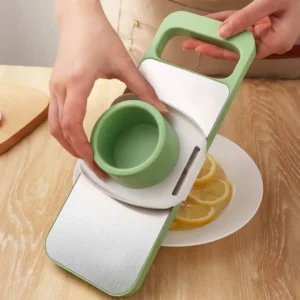 Picatodo con recipiente verde para rallar limón sobre plato con rodajas.