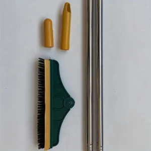 Cepillo trapeador giratorio multiusos: mango metálico, cabezal verde y amarillo con cerdas.