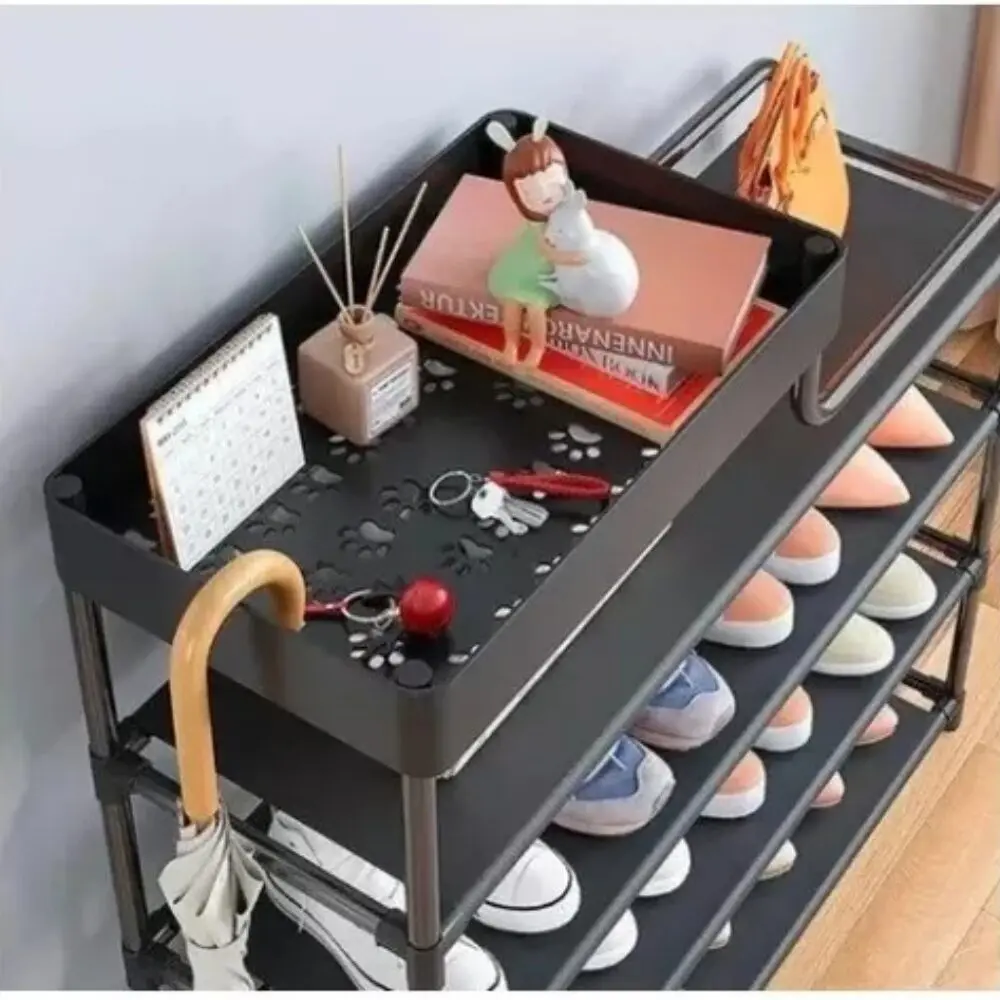 Rack organizador multifuncional con figura decorativa, libros, calendario y paraguas.