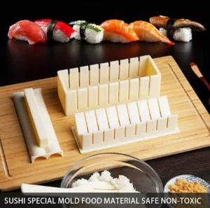 Molde con ranuras para cortar sushi en bloque, con variedad de nigiris y makis en fondo.