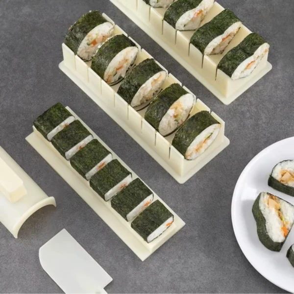 Molde con ranuras para cortar sushi, mostrando rollos de sushi recién hechos en moldes y listos para servir.