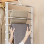 Perchero gancho para colgar pantalones en closet, organiza tu ropa ahorrando espacio.