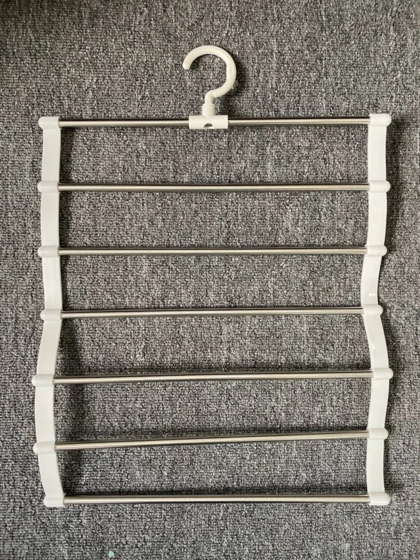 Perchero colgador con 5 barras metálicas y gancho giratorio blanco para pantalones.