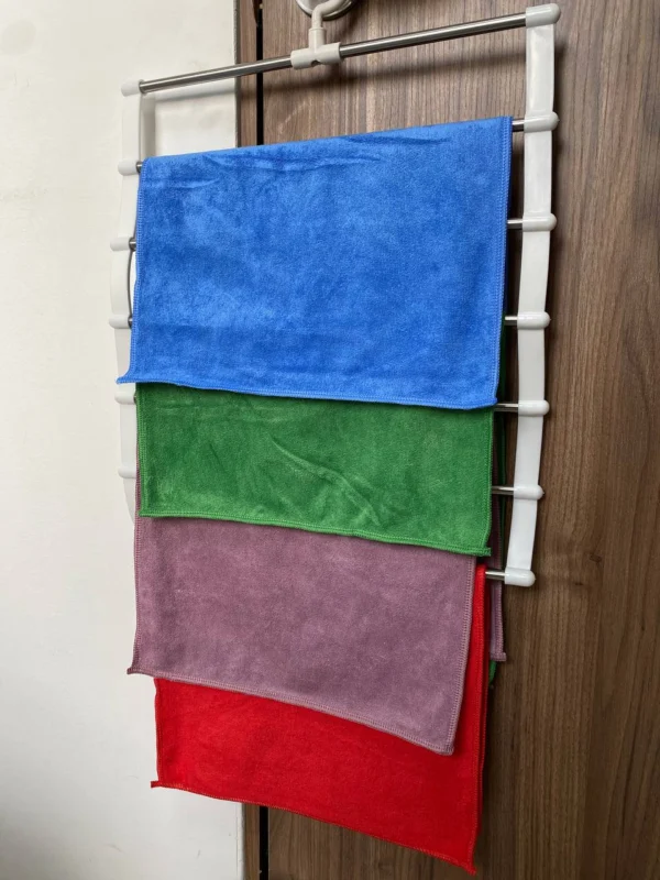 Perchero gancho con 4 paños de microfibra de colores: azul, verde, morado y rojo.