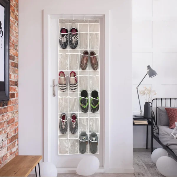 Organizador de zapatos colgante de 24 compartimentos sobre puerta con variedad de calzado.