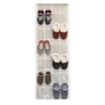 Organizador de zapatos colgante de 24 compartimentos con variedad de calzado: tenis, pantuflas y mocasines.