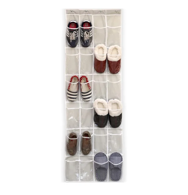 Organizador de zapatos colgante de 24 compartimentos con variedad de calzado: tenis, pantuflas y mocasines.