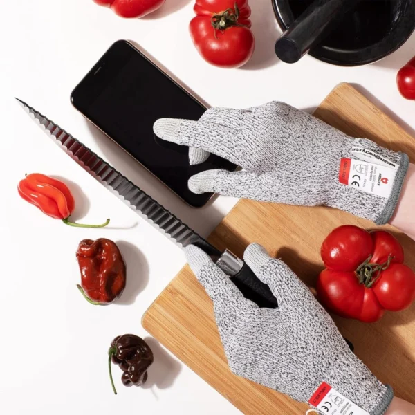 Set x2 guantes anticorte grises para proteger manos al usar cuchillos de cocina y cortar vegetales.