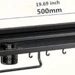Estante organizador de cocina metálico negro con ganchos para colgar y compartimentos para cubiertos.