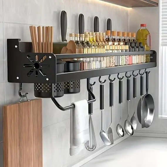 Estante organizador de cocina negro con utensilios, especias y tabla de cortar.