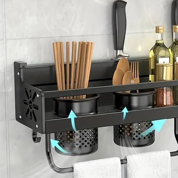 Estante organizador de cocina negro con utensilios, cuchillos y botellas.