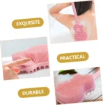 Cepillo de silicona rosa para ducha con cerdas suaves, ideal para exfoliar y limpiar la espalda.