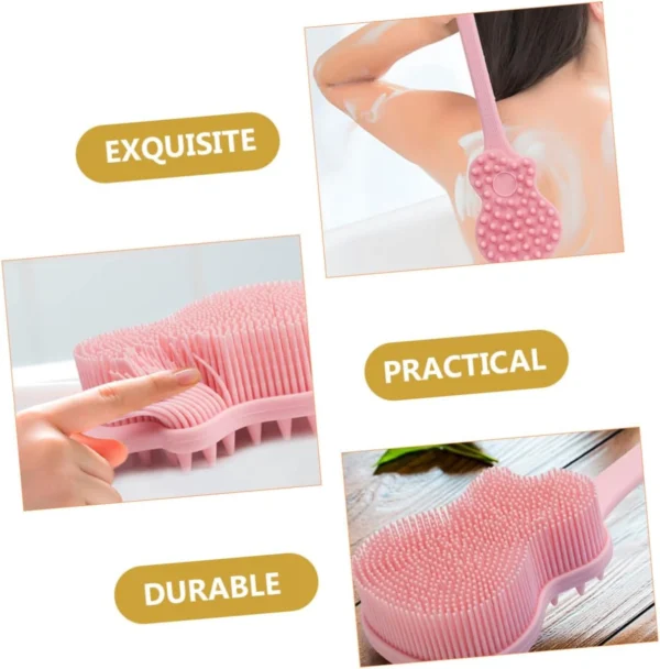 Cepillo de silicona rosa para ducha con cerdas suaves, ideal para exfoliar y limpiar la espalda.