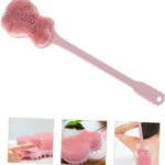 Cepillo de ducha de silicona rosa con mango largo, ideal para exfoliar la espalda.