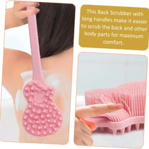 Cepillo de silicona rosa con forma de guitarra para exfoliar la espalda y el cuerpo en la ducha.
